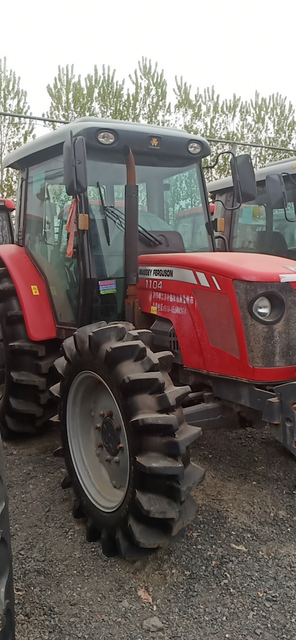 MASSEY MASSEY FERGUSON FERGUSON 110HP 1104 Tractor